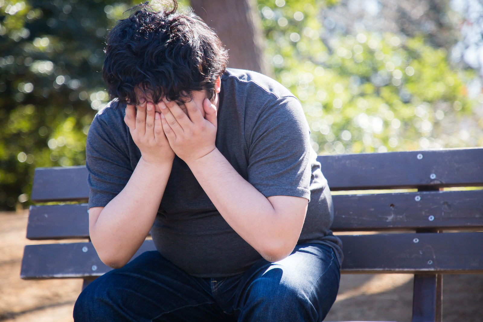 ショックで落ち込んでいる人の画像